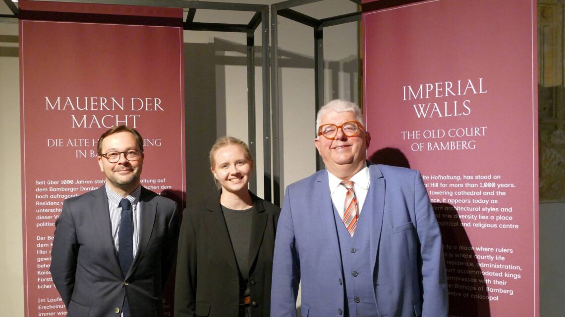 Sonderausstellung 'Mauern der Macht' eröffnet in Bamberg 10 Eröffneten die Ausstellung
'Mauern der Macht. Die Alte Hofhaltung Bamberg' im Historischen
Museum Bamberg (v.l,): Dr. Fabian Ludovico, Kuratorin Auri Tusa und
Bürgermeister Wolfgang Metzner.
Quelle: Marion Krüger-Hundrup