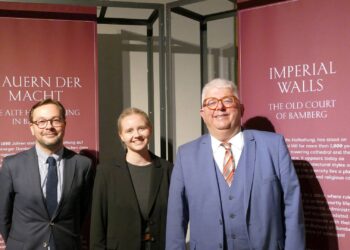 Eröffneten die Ausstellung
'Mauern der Macht. Die Alte Hofhaltung Bamberg' im Historischen
Museum Bamberg (v.l,): Dr. Fabian Ludovico, Kuratorin Auri Tusa und
Bürgermeister Wolfgang Metzner.
Quelle: Marion Krüger-Hundrup
