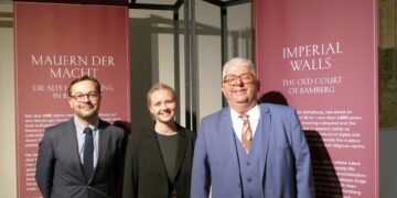Sonderausstellung 'Mauern der Macht' eröffnet in Bamberg 12 Eröffneten die Ausstellung
'Mauern der Macht. Die Alte Hofhaltung Bamberg' im Historischen
Museum Bamberg (v.l,): Dr. Fabian Ludovico, Kuratorin Auri Tusa und
Bürgermeister Wolfgang Metzner.
Quelle: Marion Krüger-Hundrup