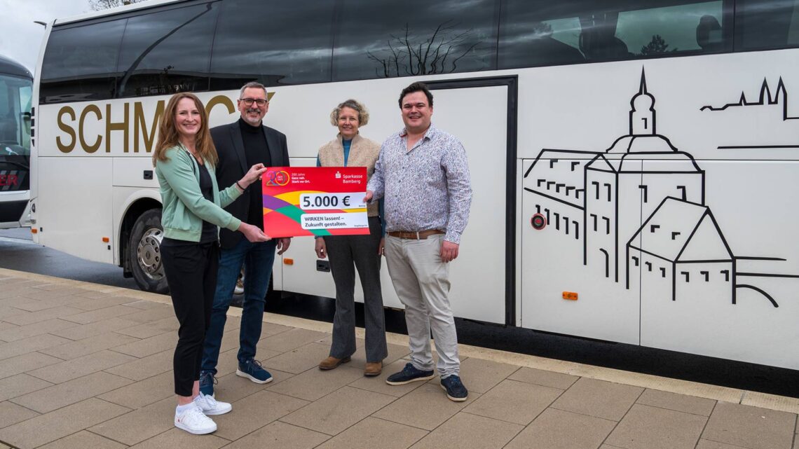 Jugendliche verbinden Schule, Wirtschaft und Zukunft im Landkreis Bamberg 10 Übergabe der Spende durch Petra Katzenberger (Sparkasse Bamberg) an Schulleiter Matthias Welsch, Projektkoordinator Fabian Wegmann (Staatliche Realschule Scheßlitz) und Koordinatorin des MINT-Netzwerks Bamberg Dr. Ingrid Stöhr (Bildungsbüro Landkreis Bamberg) (Quelle: Sparkasse Bamberg)