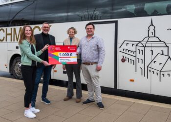 Jugendliche verbinden Schule, Wirtschaft und Zukunft im Landkreis Bamberg 11 Übergabe der Spende durch Petra Katzenberger (Sparkasse Bamberg) an Schulleiter Matthias Welsch, Projektkoordinator Fabian Wegmann (Staatliche Realschule Scheßlitz) und Koordinatorin des MINT-Netzwerks Bamberg Dr. Ingrid Stöhr (Bildungsbüro Landkreis Bamberg) (Quelle: Sparkasse Bamberg)