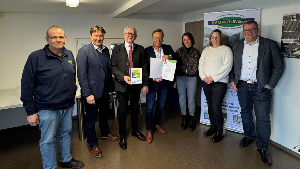 Landrat Johann Kalb überreicht die Urkunde zum Umweltpakt Bayern an Markus Gamperling, Geschäftsführer der Gamperling Demontagen und Tankreinigungs GmbH in Pommersfelden. (Quelle: Landratsamt Bamberg/Bartl)