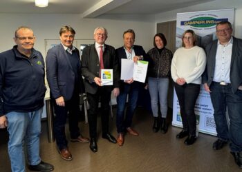 Auszeichnung für nachhaltiges Engagement im Landkreis Bamberg 10 Landrat Johann Kalb überreicht die Urkunde zum Umweltpakt Bayern an Markus Gamperling, Geschäftsführer der Gamperling Demontagen und Tankreinigungs GmbH in Pommersfelden. (Quelle: Landratsamt Bamberg/Bartl)