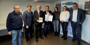 Auszeichnung für nachhaltiges Engagement im Landkreis Bamberg 14 Landrat Johann Kalb überreicht die Urkunde zum Umweltpakt Bayern an Markus Gamperling, Geschäftsführer der Gamperling Demontagen und Tankreinigungs GmbH in Pommersfelden. (Quelle: Landratsamt Bamberg/Bartl)