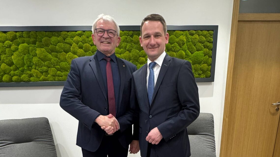 Landrat Johann Kalb gratuliert seinem Amtsnachfolger Johannes Maciejonczyk zum Wahlsieg (Quelle: Landratsamt Bamberg/Bartl)