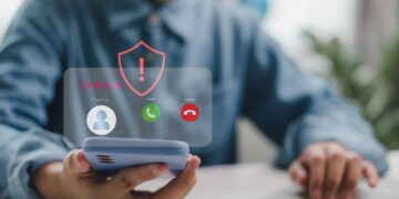 Telefonbetrug in Zapfendorf: Seniorin um 18.000 Euro gebracht 1 Symbolbild. Quelle: shutterstock - FAMILY STOCK