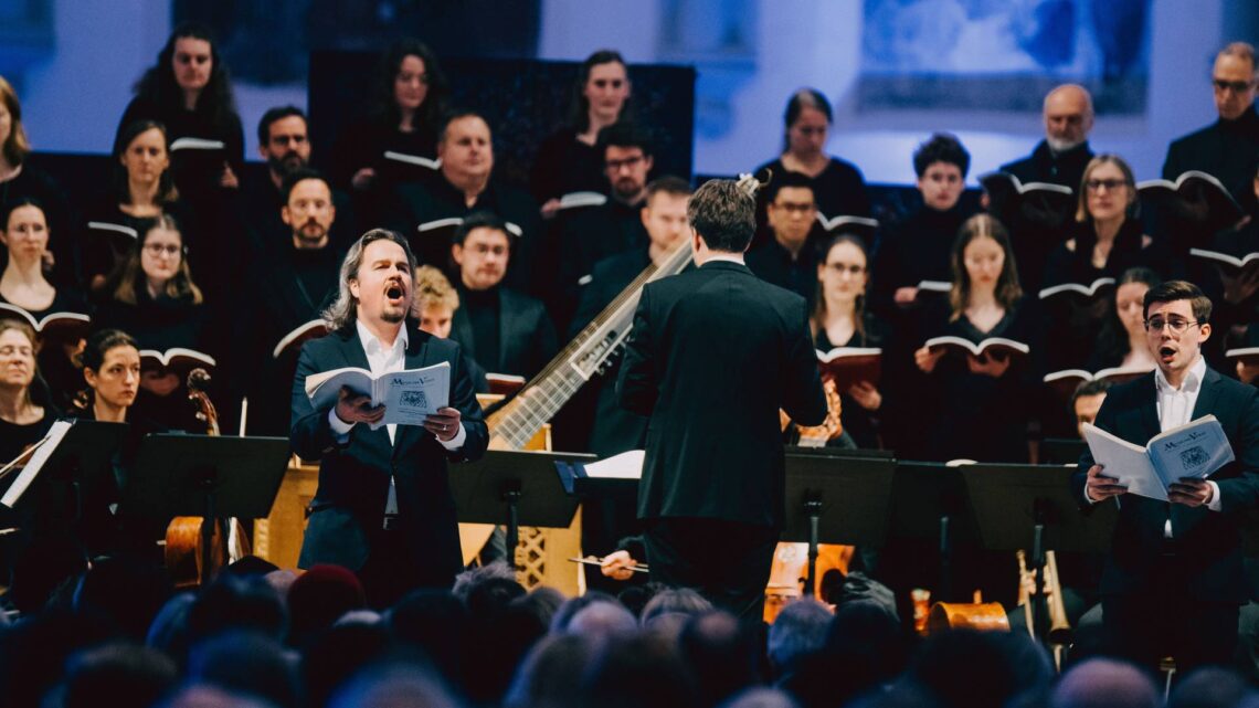 Der Kammerchor und das Kammerorchester der Universität Bamberg führen Johann Sebastian Bachs Werk 'Johannes-Passion' in der AULA der Universität Bamberg auf. Quelle: Marian Lenhard