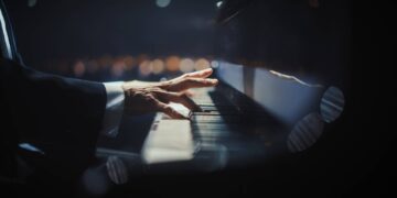 Uraufführung 'Stundenbuch' in der Musikschule Bamberg 13 Symbolbild. Quelle: shutterstock - Gorodenkoff