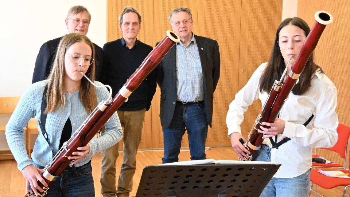 Die Bambergerinnen (vorne v.l.) Charlotte Obando und Mila Brust spielen in einem Fagott-Trio, das beim Landeswettbewerb vom 27. bis 30. März in Bamberg antritt. Im Hintergrund sind die Organisatoren des Wettbewerbs zu sehen: (v.l.) Wolfgang Graef, 1. Vorsitzender des Landesauschusses Bayern Jugend musiziert e.V., Martin Erzfeld, Leiter der Musikschule, 1. Vorsitzender des Regionalausschusses Bamberg/Forchheim und Mitglied des Landesauschusses Bayern Jugend musiziert e.V., und Andreas Burger, Geschäftsführer des Landesauschusses Bayern Jugend musiziert e.V. Quelle: Stadt Bamberg, Michael Memmel