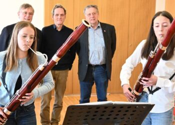 Jugend musiziert in Bamberg: Bühne für die Stars von morgen 18 Die Bambergerinnen (vorne v.l.) Charlotte Obando und Mila Brust spielen in einem Fagott-Trio, das beim Landeswettbewerb vom 27. bis 30. März in Bamberg antritt. Im Hintergrund sind die Organisatoren des Wettbewerbs zu sehen: (v.l.) Wolfgang Graef, 1. Vorsitzender des Landesauschusses Bayern Jugend musiziert e.V., Martin Erzfeld, Leiter der Musikschule, 1. Vorsitzender des Regionalausschusses Bamberg/Forchheim und Mitglied des Landesauschusses Bayern Jugend musiziert e.V., und Andreas Burger, Geschäftsführer des Landesauschusses Bayern Jugend musiziert e.V. Quelle: Stadt Bamberg, Michael Memmel