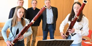 Jugend musiziert in Bamberg: Bühne für die Stars von morgen 12 Die Bambergerinnen (vorne v.l.) Charlotte Obando und Mila Brust spielen in einem Fagott-Trio, das beim Landeswettbewerb vom 27. bis 30. März in Bamberg antritt. Im Hintergrund sind die Organisatoren des Wettbewerbs zu sehen: (v.l.) Wolfgang Graef, 1. Vorsitzender des Landesauschusses Bayern Jugend musiziert e.V., Martin Erzfeld, Leiter der Musikschule, 1. Vorsitzender des Regionalausschusses Bamberg/Forchheim und Mitglied des Landesauschusses Bayern Jugend musiziert e.V., und Andreas Burger, Geschäftsführer des Landesauschusses Bayern Jugend musiziert e.V. Quelle: Stadt Bamberg, Michael Memmel