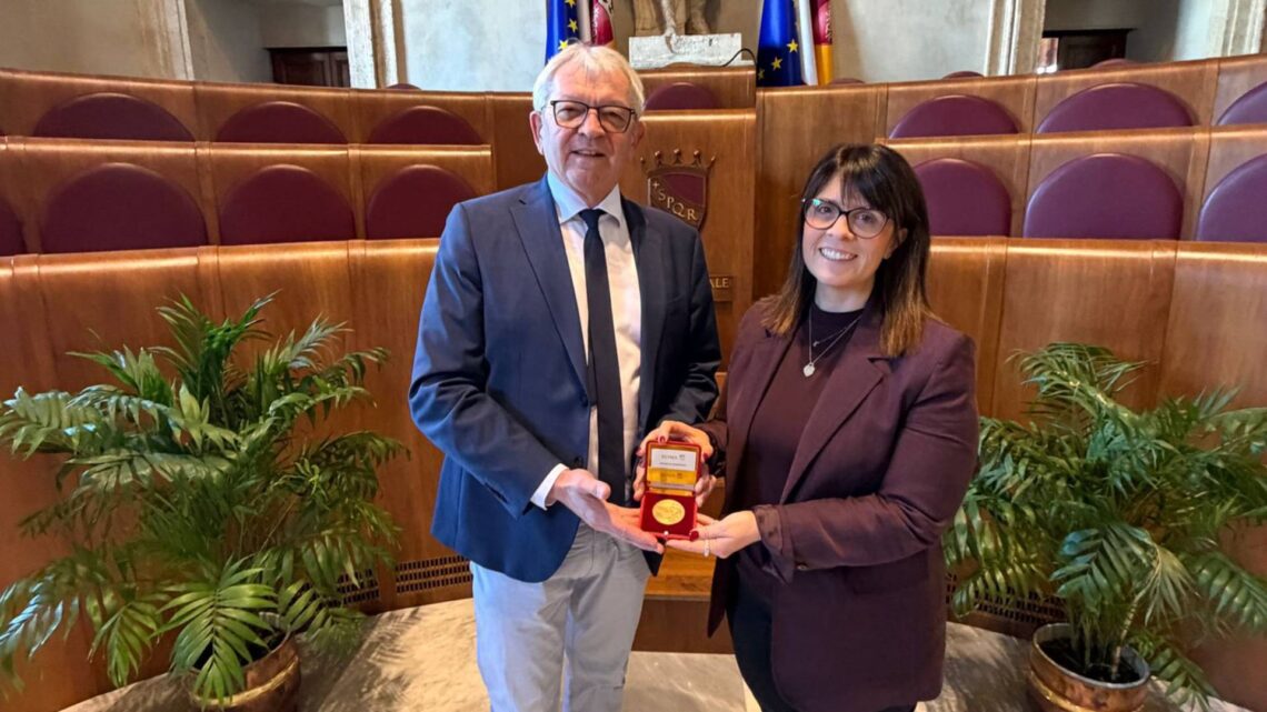 Giulia Tempesta, die Chefin des Büros des Bürgermeisters von Rom, zeichnete Landrat Johann Kalb mit der Dank-Medaille der italienischen Hauptstadt aus. (Quelle: Landratsamt Bamberg / Förtsch)