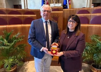 Giulia Tempesta, die Chefin des Büros des Bürgermeisters von Rom, zeichnete Landrat Johann Kalb mit der Dank-Medaille der italienischen Hauptstadt aus. (Quelle: Landratsamt Bamberg / Förtsch)