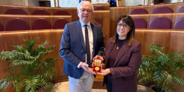 Landkreisbier '36 Kreisla' feiert Premiere beim internationalen FrankenBierFest 12 Giulia Tempesta, die Chefin des Büros des Bürgermeisters von Rom, zeichnete Landrat Johann Kalb mit der Dank-Medaille der italienischen Hauptstadt aus. (Quelle: Landratsamt Bamberg / Förtsch)