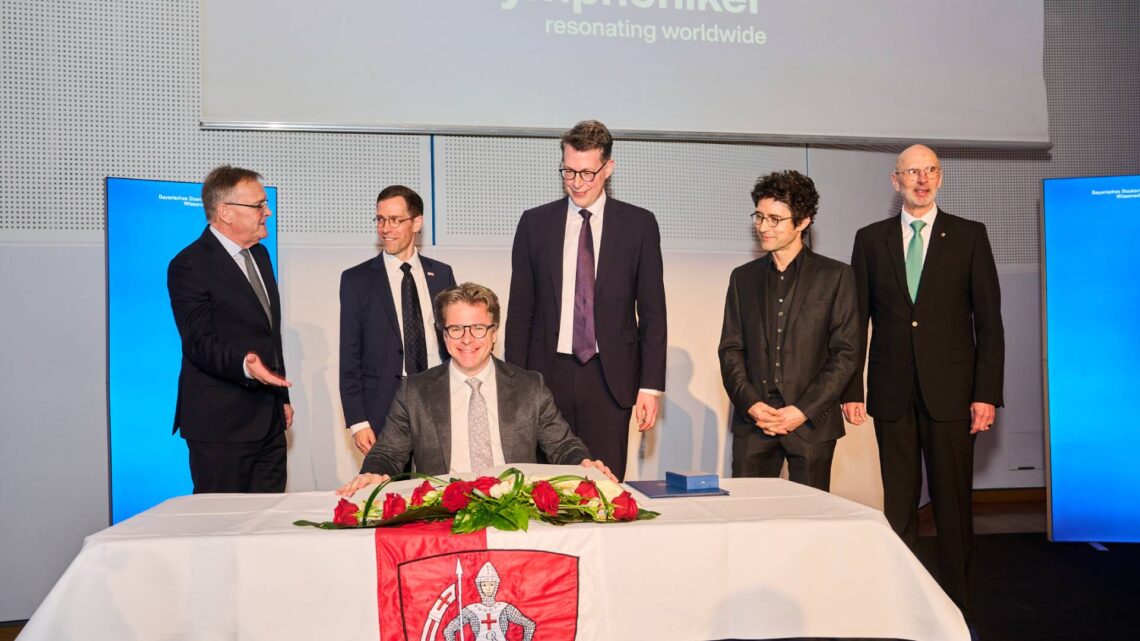 Oberbürgermeister Andreas Starke (l.) bat die
Bamberger Symphoniker zum Eintrag ins Goldene Buch der Stadt
Bamberg. Dirigent Jakub Hrůša (vorne) wurde beim Staatsempfang
von Staatsminister Markus Blume (Mitte hinten) mit dem Bayerischen
Verdienstorden geehrt. Neben Hrůša und Minister Blume verewigten
sich im Goldenen Buch auch (v.l.): Intendant Marcus Rudolf Axt,
Orchestervorstand Markus Mayers sowie der Vorsitzende der
Freunde der Bamberger Symphoniker Walter Schweinsberg. Quelle: Stadtarchiv Bamberg, Jürgen Schraudner