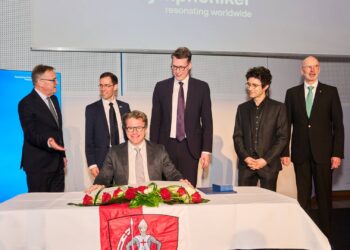 Bamberger Symphoniker feiern 80-jähriges Bestehen 17 Oberbürgermeister Andreas Starke (l.) bat die
Bamberger Symphoniker zum Eintrag ins Goldene Buch der Stadt
Bamberg. Dirigent Jakub Hrůša (vorne) wurde beim Staatsempfang
von Staatsminister Markus Blume (Mitte hinten) mit dem Bayerischen
Verdienstorden geehrt. Neben Hrůša und Minister Blume verewigten
sich im Goldenen Buch auch (v.l.): Intendant Marcus Rudolf Axt,
Orchestervorstand Markus Mayers sowie der Vorsitzende der
Freunde der Bamberger Symphoniker Walter Schweinsberg. Quelle: Stadtarchiv Bamberg, Jürgen Schraudner