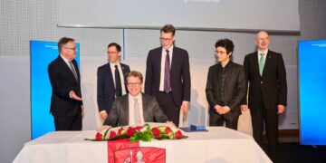 Bamberger Symphoniker feiern 80-jähriges Bestehen 15 Oberbürgermeister Andreas Starke (l.) bat die
Bamberger Symphoniker zum Eintrag ins Goldene Buch der Stadt
Bamberg. Dirigent Jakub Hrůša (vorne) wurde beim Staatsempfang
von Staatsminister Markus Blume (Mitte hinten) mit dem Bayerischen
Verdienstorden geehrt. Neben Hrůša und Minister Blume verewigten
sich im Goldenen Buch auch (v.l.): Intendant Marcus Rudolf Axt,
Orchestervorstand Markus Mayers sowie der Vorsitzende der
Freunde der Bamberger Symphoniker Walter Schweinsberg. Quelle: Stadtarchiv Bamberg, Jürgen Schraudner