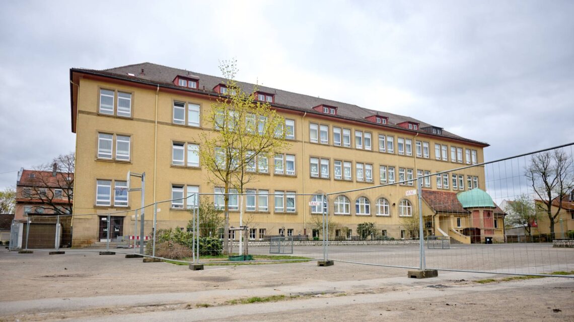 Der Erweiterungsbau an der Rupprechtschule kündigt
sich an: Seit 1. April ist der Schulhof durch einen Bauzaun gesperrt.  Quelle: Stadt Bamberg, Sonja Seufferth
