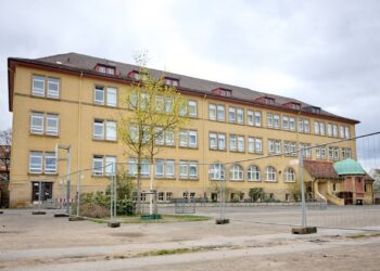 Der Erweiterungsbau an der Rupprechtschule kündigt
sich an: Seit 1. April ist der Schulhof durch einen Bauzaun gesperrt.  Quelle: Stadt Bamberg, Sonja Seufferth
