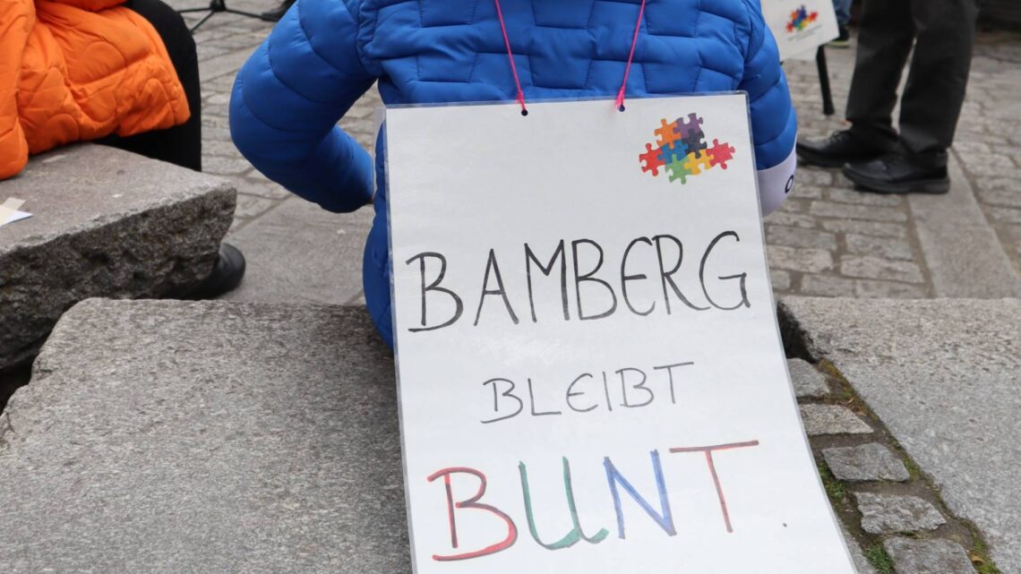 Bamberg zeigt Haltung: Erfolgreiche Internationale Wochen gegen Rassismus 10 Bei der Kundgebung am Gabelmann wurde gezeigt,
dass Rassismus keine Option ist. Quelle: Judith Siedersberger