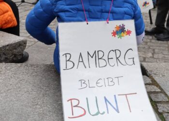Bamberg zeigt Haltung: Erfolgreiche Internationale Wochen gegen Rassismus 10 Bei der Kundgebung am Gabelmann wurde gezeigt,
dass Rassismus keine Option ist. Quelle: Judith Siedersberger