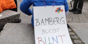 Bamberg zeigt Haltung: Erfolgreiche Internationale Wochen gegen Rassismus 11 Bei der Kundgebung am Gabelmann wurde gezeigt,
dass Rassismus keine Option ist. Quelle: Judith Siedersberger
