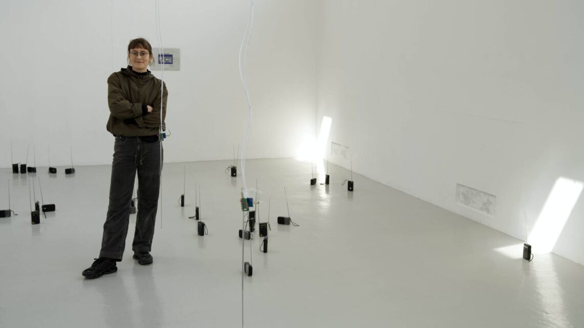 Silja Beck in ihrer Installation 'The second
encounter' (2025). Quelle: Emma Aarflot
