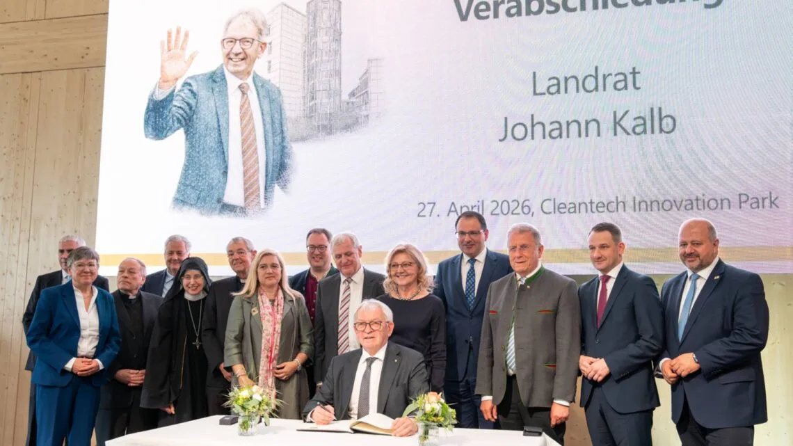 Eintrag ins Goldene Buch (Quelle: Landratsamt Bamberg / Lorenz)