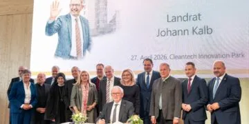 Bamberger Landrat Johann Kalb feierlich verabschiedet 12 Eintrag ins Goldene Buch (Quelle: Landratsamt Bamberg / Lorenz)