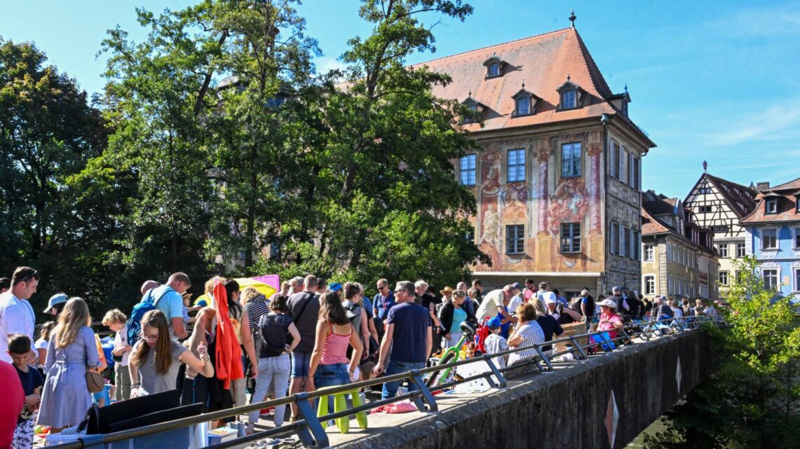 Kinder- und Jugendflohmarkt in Bamberg startet in die neue Saison 10 Die Kinder- und Jugendflohmarkt findet traditionell
auf der Unteren Brücke statt. Quelle: Stadt Bamberg, Ronald Rinklef