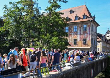 Kinder- und Jugendflohmarkt in Bamberg startet in die neue Saison 16 Die Kinder- und Jugendflohmarkt findet traditionell
auf der Unteren Brücke statt. Quelle: Stadt Bamberg, Ronald Rinklef