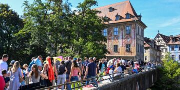 Kinder- und Jugendflohmarkt in Bamberg startet in die neue Saison 12 Die Kinder- und Jugendflohmarkt findet traditionell
auf der Unteren Brücke statt. Quelle: Stadt Bamberg, Ronald Rinklef