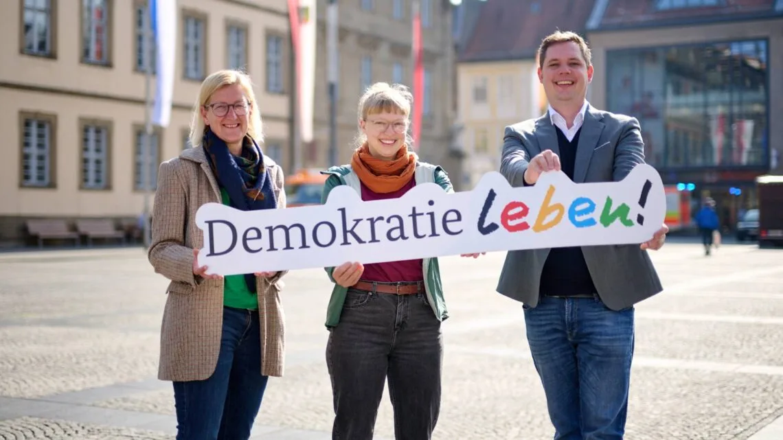 Ramona Wenzel, Leiterin des Amts für Inklusion,
Helene Hohmann zuständig für Demokratieförderung bei der Stadt
Bamberg sowie Bürgermeister und Sozialreferent Jonas Glüsenkamp
(v.l.) freuen sich, dass die Stadt Bamberg wieder Teil des
Bundesprogramms 'Demokratie leben!' ist. Quelle: Stadt Bamberg, Sonja Seufferth