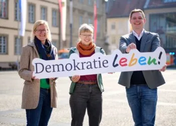 Ramona Wenzel, Leiterin des Amts für Inklusion,
Helene Hohmann zuständig für Demokratieförderung bei der Stadt
Bamberg sowie Bürgermeister und Sozialreferent Jonas Glüsenkamp
(v.l.) freuen sich, dass die Stadt Bamberg wieder Teil des
Bundesprogramms 'Demokratie leben!' ist. Quelle: Stadt Bamberg, Sonja Seufferth