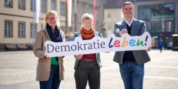 Demokratie leben! in Bamberg: Neustart mit starken Perspektiven 12 Ramona Wenzel, Leiterin des Amts für Inklusion,
Helene Hohmann zuständig für Demokratieförderung bei der Stadt
Bamberg sowie Bürgermeister und Sozialreferent Jonas Glüsenkamp
(v.l.) freuen sich, dass die Stadt Bamberg wieder Teil des
Bundesprogramms 'Demokratie leben!' ist. Quelle: Stadt Bamberg, Sonja Seufferth