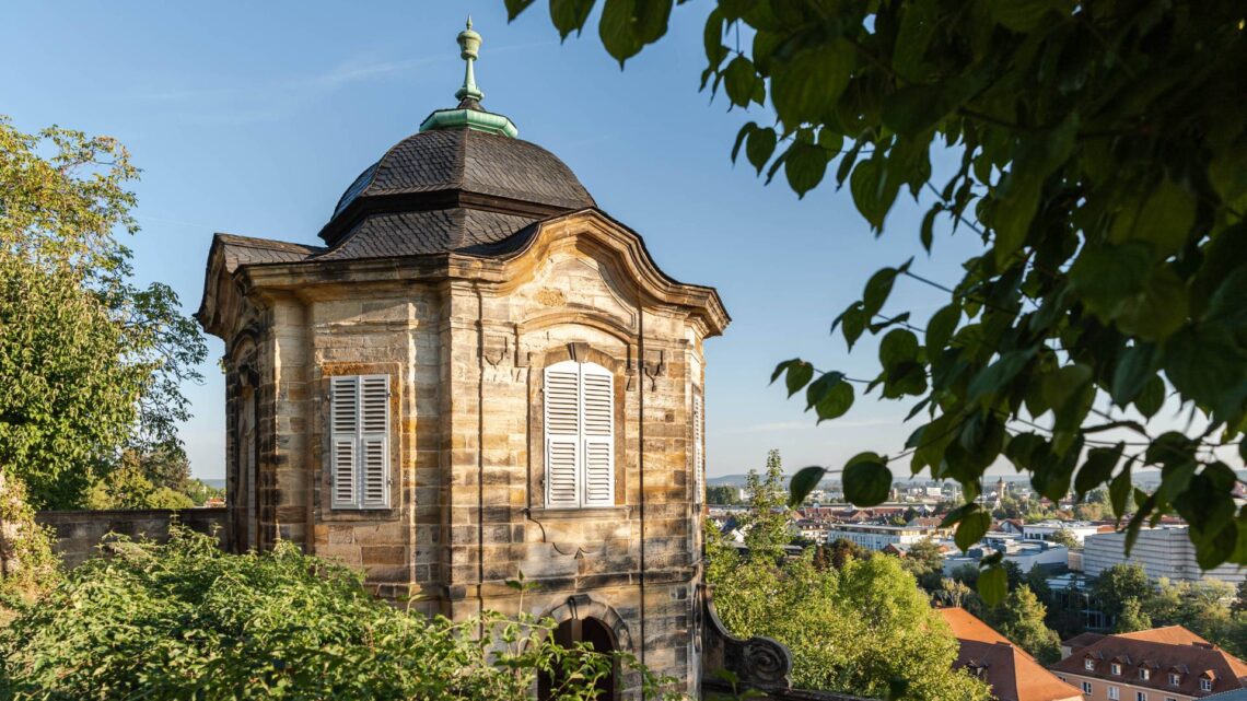Kunst zwischen Himmel und Erde im Bamberger St. Michael 10 Die Ausstellung findet im Nord-Pavillon des Klostergartens von St.
Michael statt. / Foto: Bürgerspitalstiftung Bamberg, Lara Mülle