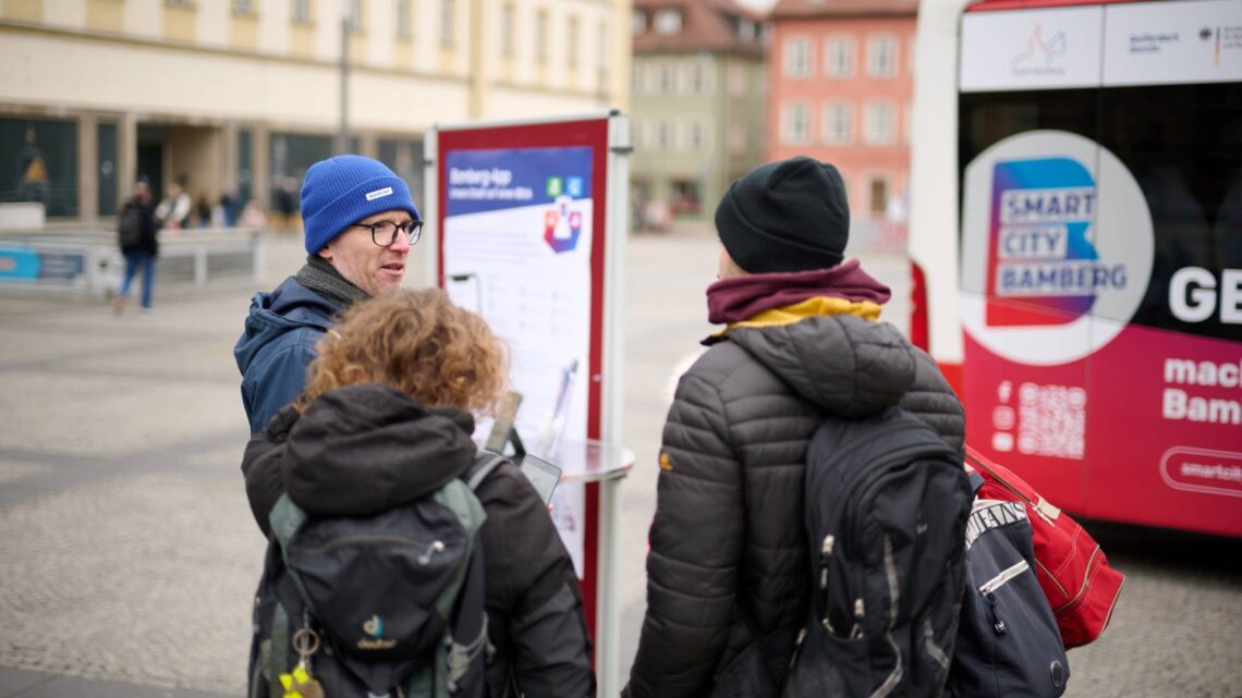 Smart City Bamberg: Digitale Lösungen für den Alltag 10 Programmleiter Sascha Götz und Projektmanagerin Sandra
Hennemann am Infostand zum BamBörsla. Quelle: Sonja Seufferth, Stadt Bamberg