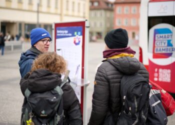 Smart City Bamberg: Digitale Lösungen für den Alltag 14 Programmleiter Sascha Götz und Projektmanagerin Sandra
Hennemann am Infostand zum BamBörsla. Quelle: Sonja Seufferth, Stadt Bamberg