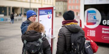 Smart City Bamberg: Digitale Lösungen für den Alltag 12 Programmleiter Sascha Götz und Projektmanagerin Sandra
Hennemann am Infostand zum BamBörsla. Quelle: Sonja Seufferth, Stadt Bamberg