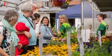 Bamberg blüht: Ein Blick hinter die Kulissen der Gärtnerstadt 12 Die Besucherinnen und Besucher können wieder
entspannt durch die Gewächshäuer und über die Freiflächen flanieren. Quelle: Stiftung Weltkulturerbe Bamberg, Lara Müller