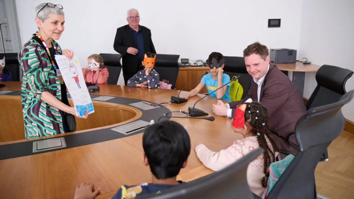Dritter Bürgermeister Wolfgang Metzner (l.) und Zweiter
Bürgermeister Jonas Glüsenkamp (r.) lauschten aufmerksam den
Ideen der Kinder zum Thema 'Demokratie'. Quelle: Stadt Bamberg, Sonja Seufferth