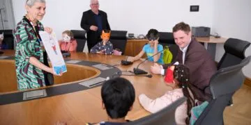 Kinder entdecken Demokratie kreativ in Bamberg 14 Dritter Bürgermeister Wolfgang Metzner (l.) und Zweiter
Bürgermeister Jonas Glüsenkamp (r.) lauschten aufmerksam den
Ideen der Kinder zum Thema 'Demokratie'. Quelle: Stadt Bamberg, Sonja Seufferth