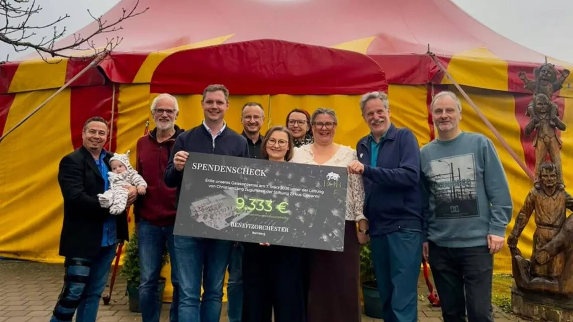 Spendenübergabe am Zirkuszelt: Bürgermeister Jonas
Glüsenkamp übergibt mit Vertretern des Benefizorchesters Bamberg
und den Organisatoren einen Scheck an die Verantwortlichen der
Stiftung Zirkus Giovanni. / Foto: privat