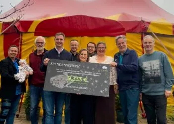 Spendenübergabe am Zirkuszelt: Bürgermeister Jonas
Glüsenkamp übergibt mit Vertretern des Benefizorchesters Bamberg
und den Organisatoren einen Scheck an die Verantwortlichen der
Stiftung Zirkus Giovanni. / Foto: privat