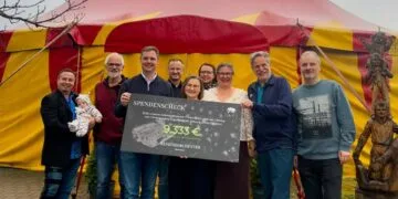 Benefizkonzert in Bamberg begeistert und setzt starkes Zeichen 14 Spendenübergabe am Zirkuszelt: Bürgermeister Jonas
Glüsenkamp übergibt mit Vertretern des Benefizorchesters Bamberg
und den Organisatoren einen Scheck an die Verantwortlichen der
Stiftung Zirkus Giovanni. / Foto: privat