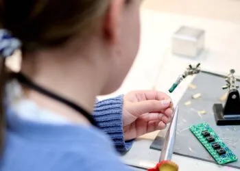 Girls’ & Boys’ Day in Bamberg begeistert Jugendliche 12 Bei der RZB Rudolf Zimmermann Bamberg GmbH bekamen die
Mädchen einen praxisnahen Einblick in die Ausbildung zur
Elektronikerin. Sie lernten das Arbeiten mit einem Lötkolben kennen und bauten einen Bausatz aus dem ein kleines, bluetoothfähiges
Radio entstand, das sie als Andenken mitnehmen konnten. / Foto: Stadt Bamberg, Sonja Seufferth
