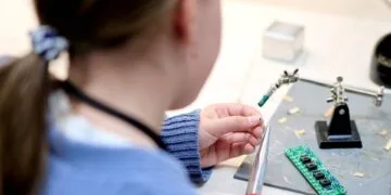 Girls’ & Boys’ Day in Bamberg begeistert Jugendliche 12 Bei der RZB Rudolf Zimmermann Bamberg GmbH bekamen die
Mädchen einen praxisnahen Einblick in die Ausbildung zur
Elektronikerin. Sie lernten das Arbeiten mit einem Lötkolben kennen und bauten einen Bausatz aus dem ein kleines, bluetoothfähiges
Radio entstand, das sie als Andenken mitnehmen konnten. / Foto: Stadt Bamberg, Sonja Seufferth