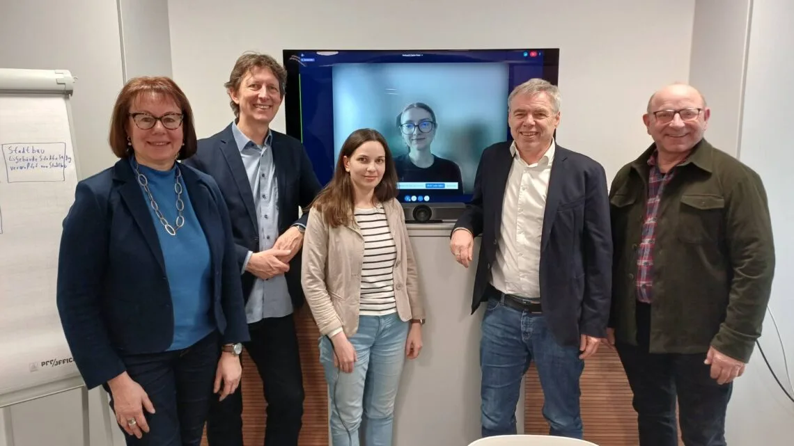 Brigitte Riegelbauer, Sascha Götz, Lisa Ullrich, (alle Stadt Bamberg), Maria Robak (Bamberg:UA e.V.), Michael Kleiner
(Leiter der Stabsstelle 'Weltkirche' im Erzbistum Bamberg, v.l.) und Franz Spindler (Katholische Landvolk Bewegung in der Erzdiözese Bamberg) haben sich im Stadt:Raum getroffen, um einen Freundeskreis Bamberg-Mukatschewo auf den Weg zu bringen. Quelle: Stadt Bamberg