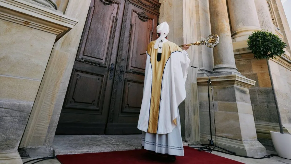 Mit seinem Bischofsstab schlug Erzbischof Herwig Gössl insgesamt
neunmal gegen die Kirchentür, ehe diese geöffnet wurde. / Foto:
Bürgerspitalstiftung Bamberg, Lara Müller