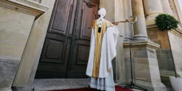Erzbischof Gössl eröffnet Michaelskirche feierlich 12 Mit seinem Bischofsstab schlug Erzbischof Herwig Gössl insgesamt
neunmal gegen die Kirchentür, ehe diese geöffnet wurde. / Foto:
Bürgerspitalstiftung Bamberg, Lara Müller